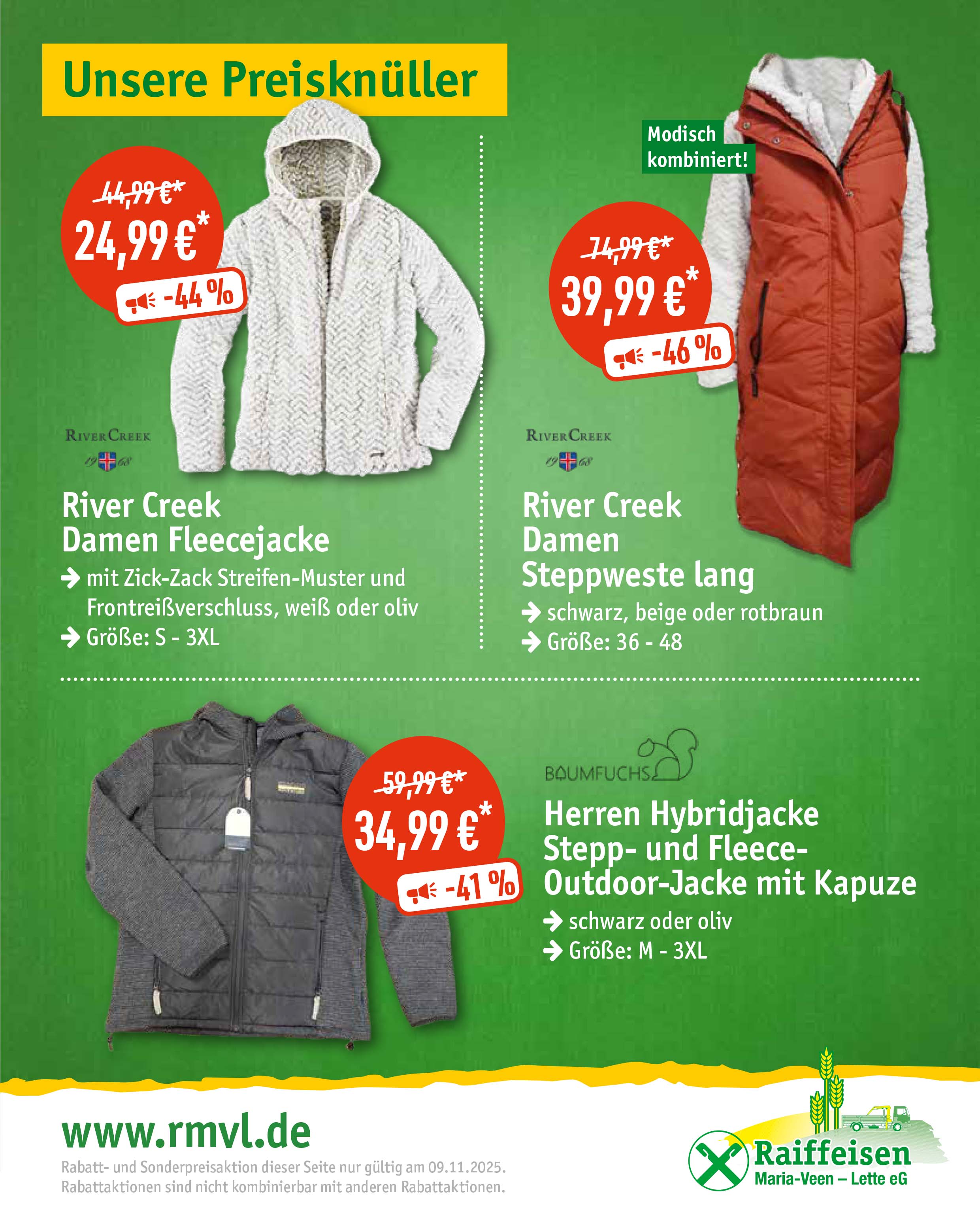 Ein weißer Damenfleecepullover mit Zickzackmuster und Kapuze liegt auf grünem Hintergrund