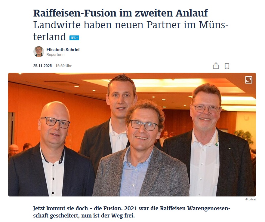 Vier lächelnde Männer in Anzügen vor neutralem Hintergrund, freundlich und entspannt