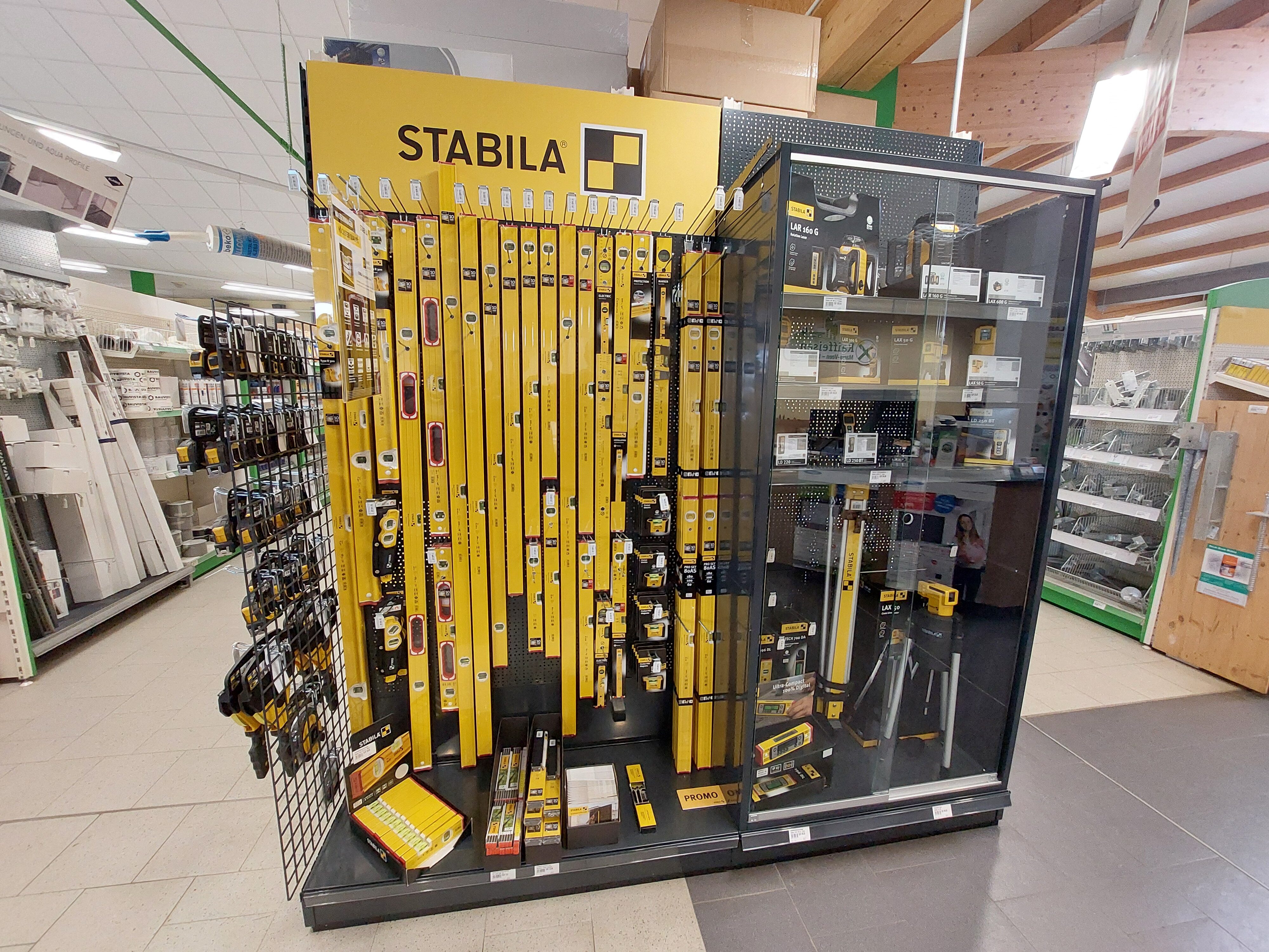 Ein Regal mit gelben und schwarzen Stabila Werkzeugen und Messgeräten im Baumarkt